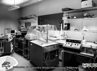 Onkologiska kliniken i Lund på 1980-talet. Apparatrum
Foto Ola Terje låda A bild 13/8. Förberedelser för inmätning av ny utrustning pågår.
Nyckelord: Terje;1980-talet;Onkologi;Klinik;Apparatrum