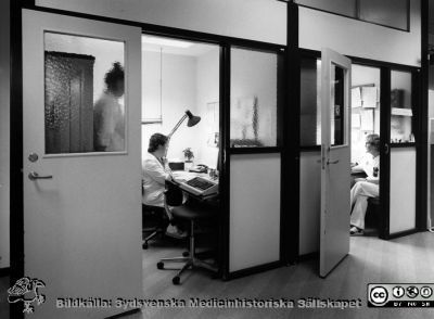 Onkologiska kliniken i Lund på 1980-talet. Arkviv. Skrivexpeditioner
Foto Ola Terje låda A bild 15/11. Expeditioner. Arkiv
Nyckelord: Terje;1980-talet;Onkologi;Klinik;Expeditioner;Arkiv