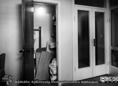 Onkologiska kliniken i Lund. Städ- och förrådsskrubb.
Foto Ola Terje låda A bild 19/5. Slutet på 1980-talet. 
Nyckelord: Terje;Onkologi;Klinik;Lund;LokalvÃ¥rd;StÃ¤dning