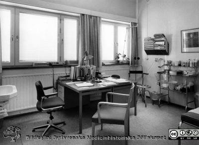 Onkologiska kliniken i Lund. Öronundersökningsrum på mottagningen
Foto Ola Terje låda A bild 20/2. Slutet på 1980-talet. 
Nyckelord: Terje;Onkologi;Klinik;Lund;Arbetsrum;UndersÃ¶kning