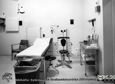Onkologiska kliniken i Lund. Undersökningsrum för öron.
Foto Ola Terje låda A bild 21/11. Slutet på 1980-talet. 
Nyckelord: Terje;Onkologi;Klinik;Lund;Undersökning;Öron