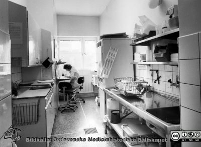 Onkologiska kliniken i Lund. Sköljrum på avdelning
Foto Ola Terje låda A bild 22/5. Slutet på 1980-talet. 
Nyckelord: Terje;Onkologi;Klinik;Lund;Vårdavdelning