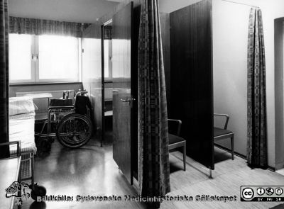 Onkologiska kliniken i Lund. Omklädningshytter och utrymme för bårvagnar och rullstolar
Foto Ola Terje låda A bild 22/8. Slutet på 1980-talet. Troligen på avdelningen för gynekologisk onkologi.
Nyckelord: Terje;Onkologi;Klinik;Lund;Interiör;Omklädning;Hytt