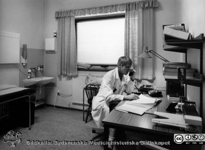 Onkologiska kliniken i Lund. Undersökninsrum på mottagningen
Foto Ola Terje låda A bild 25/1. Slutet på 1980-talet. Dr Bengt Kallum vid skrivbordet.
Nyckelord: Terje;Onkologi;Klinik;Lund;Arbetsrum;UndersÃ¶kning