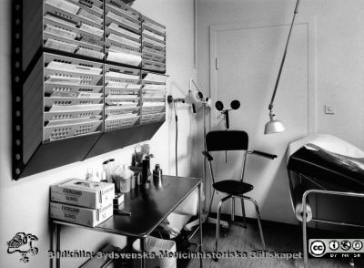 Onkologiska kliniken i Lund. Öronundersökningsrum
Foto Ola Terje låda A bild 25/5. Slutet på 1980-talet. 
Nyckelord: Terje;Onkologisk;Onkologi;Klinik;Lund;Interiör;Undersökningsrum