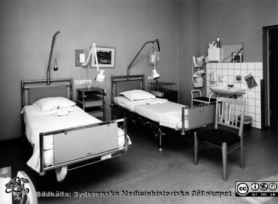 Onkologiska kliniken i Lund. Patientsal för fyra sängar.
Foto Ola Terje låda A bild 29/2. Slutet på 1980-talet. 
Nyckelord: Terje;Onkologisk;Onkologi;Klinik;Lund;Interiör;1980-talet;Vårdavdelning;Vårdsal