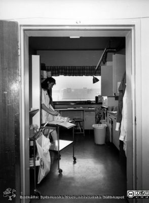 Onkologiska kliniken i Lund. Medicinberedningsrum på vårdavdelning
Foto Ola Terje låda A bild 27/6. Slutet på 1980-talet. 
Nyckelord: Terje;Onkologisk;Onkologi;Klinik;Lund;Interiör;1980-talet;Arbetsrum;Beredningsrum;Vårdavdelning
