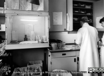 Onkologiska kliniken i Lund. Medicinberedningsrum på cytostatikamottagningen
Foto Ola Terje låda A bild 28/5. Slutet på 1980-talet. 
Nyckelord: Terje;Onkologisk;Onkologi;Klinik;Lund;Interiör;1980-talet;Vårdavdelning;Arbetsrum;Beredningsrum