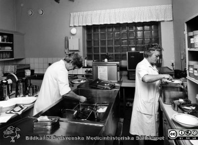 Onkologiska kliniken i Lund. Fördelningskök. Utportionering av mat till inneliggande patienter.
Foto Ola Terje låda A bild 30/10. Slutet på 1980-talet. Onkologiska kliniken i Lund. Fördelningskök. 
Nyckelord: Terje;Onkologisk;Onkologi;Klinik;Lund;Interiör;1980-talet;Mat;Kök;Vårdavdelning;Fördelningskök