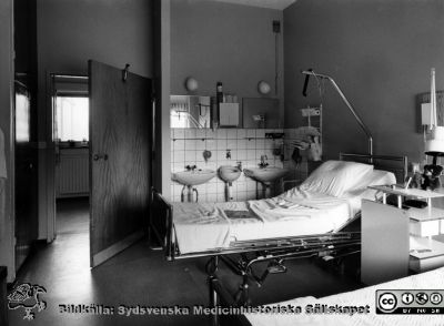 Onkologiska kliniken i Lund. Vårdsal för 2 patienter
Foto Ola Terje låda A bild 31/5. Slutet på 1980-talet. Troligen avdelningen för gynekologisk onkologi. Tvättställen syns.
Nyckelord: Terje;Onkologisk;Onkologi;Klinik;Lund;Interiör;1980-talet;Vårdavdelning;Vårdsal