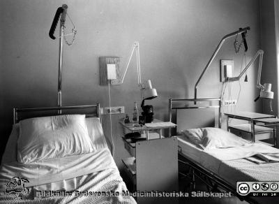 Onkologiska kliniken i Lund. Vårdsal för 2 patienter.
Foto Ola Terje låda A bild 31/2. Slutet på 1980-talet.Troligen avdelningen för gynekologisk onkologi. 
Nyckelord: Terje;Onkologisk;Onkologi;Klinik;Lund;Interiör;1980-talet;Vårdavdelning;Vårdsal