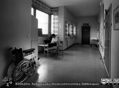 Onkologiska kliniken i Lund. Korridor på vårdavdelning med utbyggnad för liten sittgrupp
Foto Ola Terje låda A bild 34/8. Slutet på 1980-talet. Troligen avdelningen för gynekologisk onkologi.
Nyckelord: Terje;Onkologisk;Onkologi;Klinik;Lund;Interiör;1980-talet;Vårdavdelning;Dagrum