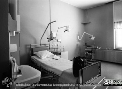 Onkologiska kliniken i Lund. Vårdrum för 2 sängar.
Foto Ola Terje låda A bild 33/6. Slutet på 1980-talet. Korridor på vårdavdelning med utbyggnad för liten sittgrupp
Nyckelord: Terje;Onkologisk;Onkologi;Klinik;Lund;Interiör;1980-talet;Vårdsal