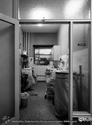 Onkologiska kliniken i Lund. Sköljrum på vårdavdelning
Foto Ola Terje låda A bild 35/2. Slutet på 1980-talet. Troligen avdelningen för gynekologisk onkologi. 
Nyckelord: Terje;Onkologisk;Onkologi;Klinik;Lund;Interiör;1980-talet;Vårdavdelning;Slaskrum;Städrum;Sköljrum