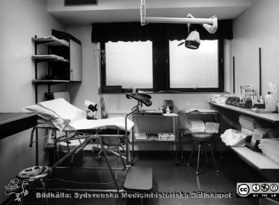 Onkologiska kliniken i Lund. Gynekologiskt undersökningsrum.
Foto Ola Terje låda A bild 38/5. Slutet på 1980-talet. 
Nyckelord: Terje;Onkologisk;Onkologi;Klinik;Lund;Interiör;1980-talet;Undersökningsrum;Gynekologi