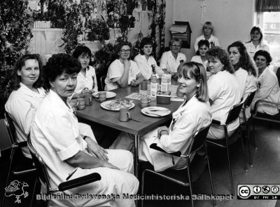 Onkologiska kliniken i Lund. Personal i pausrum
Foto Ola Terje låda A bild 40/10 (= 3/88?). Slutet på 1980-talet. 
Nyckelord: Terje;Onkologisk;Onkologi;Klinik;Lund;Interiör;1980-talet;Personal;Paus;Sköterska;Biträde