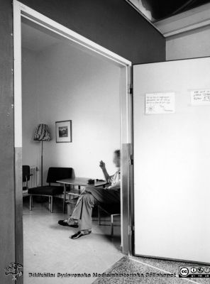 Onkologiska kliniken i Lund. Patient i rökrum.
Foto Ola Terje låda A bild 41/8. Slutet på 1980-talet. 
Nyckelord: Terje;Onkologisk;Onkologi;Klinik;Lund;Interiör;1980-talet;Rökrum