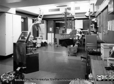 Onkologiska kliniken i Lund. Operationssal för gynekologiska ingrepp
Foto Ola Terje låda A bild 39/11. Slutet på 1980-talet. 
Nyckelord: Terje;Onkologisk;Onkologi;Klinik;Lund;Interiör;1980-talet;Operationssal;Gynekologi