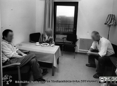 Onkologiska kliniken i Lund. Rökrum på vårdavdelning.
Foto Ola Terje låda A bild 44/1. Slutet på 1980-talet. 
Nyckelord: Terje;Onkologisk;Onkologi;Klinik;Lund;Interiör;1980-talet;Vårdavdelning;Rökrum