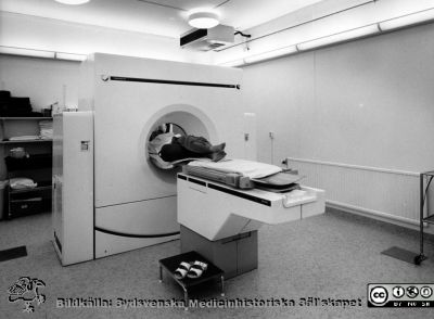 Onkologiska kliniken i Lund. Datortomografi, CT
Foto Ola Terje låda A bild 46/12. Slutet på 1980-talet. 
Nyckelord: Terje;Onkologisk;Onkologi;Klinik;Lund;Interiör;1980-talet;Tomografi;Datortomografi;CT