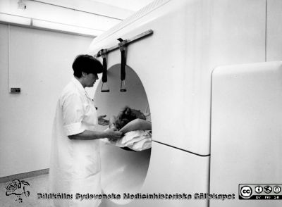 Onkologiska kliniken i Lund. Datortomografi
Foto Ola Terje låda A bild 46/9. Slutet på 1980-talet. 
Nyckelord: Terje;Onkologisk;Onkologi;Klinik;Lund;Interiör;1980-talet;Tomografi;Datortomografi;CT