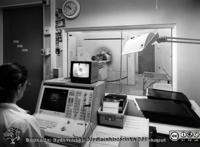 Onkologiska kliniken i Lund. Datortomografi (CT-röntgen) sedd från kontrollrummet.
Foto Ola Terje låda A bild 47/7. Slutet på 1980-talet. 
Nyckelord: Terje;Onkologisk;Onkologi;Klinik;Lund;Interiör;1980-talet;CT;Tomografi;Datortomografi;Kontrollrum