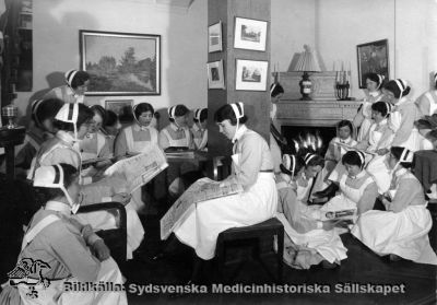 Dagrum på Södra Sveriges Sjuksköterskehem 1928
Omärkt och omonterat fotografi. SSSH-sköterskor i ett dagrum. Rimligen från 1900-talets mitt. Jfr bild SMHS510_000_01 som tycks vara från samma fototillfälle. Foto P. Bage 1/10 1928.
Nyckelord: SSSH;Sjuksköterskor;Gruppfoto;Lund;1900-talet;Omärkt;Omonterat;Fotografi;Kapsel 05;Södra;Sveriges;Sjuksköterskehem