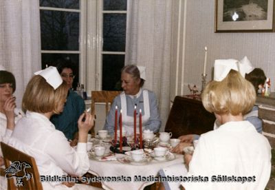 Sköterskor på Södra Sveriges Sjuksköterskehem
Påskrift: Gunborg Andersson, utbildning sjuksköterskor 1965? 5.80. Ingen annan märkning. Notera sköterskornas rökvanor.
Nyckelord: Gunborg Andersson;utbildning;sjuksköterskor;Sjuksköterskeelever;1965;SSSH;Lund;1900-talet;Omonterat foto;Gruppfoto;Kapsel 05