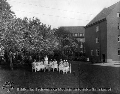 Sköterskor på Södra Sveriges Sjuksköterskehem
Påskrift: Utbildning sjuksköterskor, Södra Sveriges Sjuksköterskehem. Fotograf: Per Bagge. 
Omonterat fotografi utan ytterligare påskrifter, troligast från något av 1900-talets första decennier.
Nyckelord: Sjuksköterskor;SSSH;Sjuksköterskehem;Södra;Sverige;Lund;Gruppfoto;Omonterat;Foto;Per;Bagge;Elever;Kapsel 05