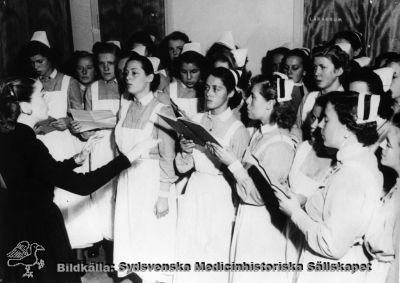 Sjuksköterskor i körsång på SSSH
Påskrift: sjuksjuksköterskor utbildning. Omonterat fotografi.
- Foto i SSSH's lokaler i Lund.
Nyckelord: Sjuksköterska;SSSH;Körsång;Sångkör;Kapsel 05;Utbildning;1900-talet;Utbildning