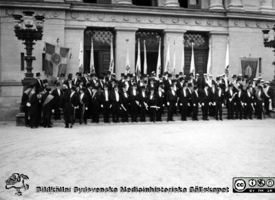Från doktorspromotionen i Lund i slutet på maj 1936
Kapsel 28. Bild från kuvert märkt "Fotografier tagna av Elof Munck under studieåren på 1930-talet" och i innerkuvert märkt "Maj-juni 1936 Promotion mm". Ingen påskrift på bilden. Foto framför Lunds Universitet. Originalfoto. Omonterat.
Nyckelord: Kapsel 28;1930-talet;Lund;Universitet;Promotion