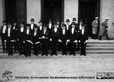 Från doktorspromotionen i Lund i slutet på maj 1936
Kapsel 28. Bild från kuvert märkt "Fotografier tagna av Elof Munck under studieåren på 1930-talet" och i innerkuvert märkt "Maj-juni 1936. Promotion mm. ". Påskrift på bilden: "1936". Nils Alwall nr 2 från höger i främsta ledet. Foto framför Lunds Universitet. Originalfoto. Omonterat.
Nyckelord: Kapsel 28;1930-talet;Lund;Promotion;Universitet