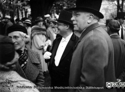 Från doktorspromotionen i Lund i slutet på maj 1936
Kapsel 28. Bild från kuvert märkt "Fotografier tagna av Elof Munck under studieåren på 1930-talet" och i innerkuvert märkt "Maj-juni 1936. Promotion mm. ". Påskrift på bilden: "Einar Sjövall. Dag Wicksell. Matilda Freidenfelt Sjövall". Einar Sjövall är mannen närmast kameran, och Dag Wicksell den nypromoverade. Originalfoto. Omonterat.
Nyckelord: Kapsel 28;1930-talet;Promotion;Lund;Universitet