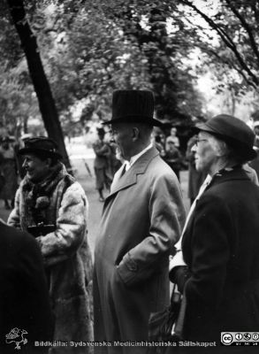 John och Signe Forssman vid doktorspromotionen i Lund i slutet på maj 1936
Kapsel 28. Bild från kuvert märkt "Fotografier tagna av Elof Munck under studieåren på 1930-talet" och i innerkuvert märkt "Maj-juni 1936. Promotion mm. ". Påskrift på bilden: "John Forssman. Signe Forssman". Originalfoto. Omonterat.
Nyckelord: Kapsel 28;1930-talet;Promotion;Lund;Universitet