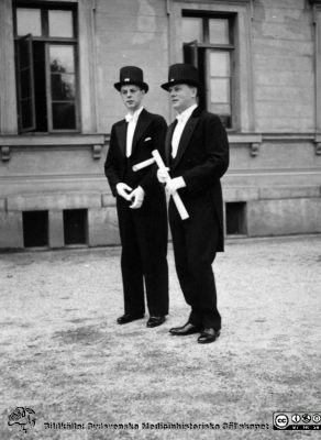 Helge och Bertil Sjövall vid doktorspromotionen i Lund i slutet på maj 1936
Kapsel 28. Bild från kuvert märkt "Fotografier tagna av Elof Munck under studieåren på 1930-talet" och i innerkuvert märkt "Maj-juni 1936. Promotion mm. ". Påskrift på bilden: "Helge och Bertil Sjövall". Originalfoto. Omonterat.
Nyckelord: Kapsel 28;1930-talet;Promotion;Lund;Universitet