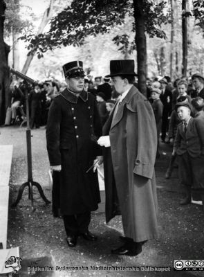 Professor Erik Ask-Upmark med en officer vid doktorspromotionen i Lund i slutet på maj 1936
Kapsel 28. Bild från kuvert märkt "Fotografier tagna av Elof Munck under studieåren på 1930-talet" och i innerkuvert märkt "Maj-juni 1936. Promotion mm. ". Påskrift på bilden: "Erik Ask Upmark". Originalfoto. Omonterat.
Nyckelord: Kapsel 28;1930-talet;Promotion;Lund;Universitet