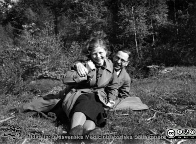 Från en utflykt med medicinare år 1936
Kapsel 28. Bild från kuvert märkt "Fotografier tagna av Elof Munck under studieåren på 1930-talet" och i innerkuvert märkt "Maj-juni 1936. Promotion mm. ". Påskrift på bilden: "Gunvor. Jönsson. Kollberg". Namnen på kortet betyder nog vilka som beställt kopior. Omonterat.
Nyckelord: Kapsel 28;1930-talet;Lund;Utflykt