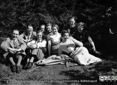 Från en utflykt med medicinare år 1936
Kapsel 28. Bild från kuvert märkt "Fotografier tagna av Elof Munck under studieåren på 1930-talet" och i innerkuvert märkt "Maj-juni 1936. Promotion mm. ". Påskrift på bilden: "Holmberg Carl Gottfrid. Holmdahl. S. Anna Lisa. Jönsson. Kollberg. Löfberg Bo Ebbe". Namnen på kortet betyder nog vilka som beställt kopior, men nr 3 från vänster är troligen C.-G. Holmberg. Originalfoto. Omonterat.
Nyckelord: Kapsel 28;1930-talet;Lund;Utflykt