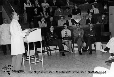 Helge B. Wulff föreläser i aulan på Malmö Allmänna sjukhus
Utbildning läkare. Prof.Helge Wulff talar.
På första raden fr. vä.: dr.Bo Husberg, dr.Agneta Bjergel, doc.Stig Borgström och doc. Anders Wenckert. 
Foto på 1950-1960-talen, monterat på pappskiva, i dåtidens aula på Malmö Allmänna sjukhus.
Nyckelord: Kapsel 05;Utbildning;Läkare;Gruppfoto;Monterat;Aula;Malmö;MAS;Allmänna;Sjukhus;Helge;Wulff;Bo;Husberg;Agneta;Bjergel;Stig;Borgström;Anders;Wenckert