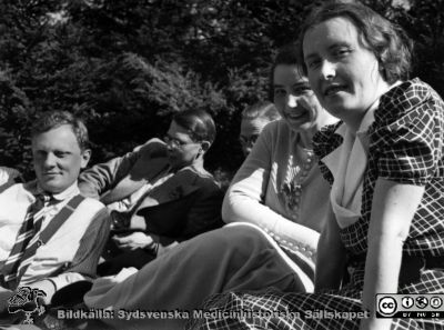 Från en utflykt med medicinare 17/5 1936
Kapsel 28. Bild från kuvert märkt "Fotografier tagna av Elof Munck under studieåren på 1930-talet" och i innerkuvert märkt "Med F på utflykt 17/5 1936". Påskrift på bilden: "Holmberg. Löfberg". Namnen på kortet betyder nog vilka som beställt kopior. C. G. Holmberg längst till vänster, senare professor i klinisk kemi i Lund. Originalfoto. Omonterat.
Nyckelord: Kapsel 28;1930-talet;Lund;Utflykt