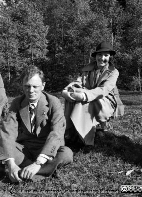 Från en utflykt med medicinare 17/5 1936
Kapsel 28. Bild från kuvert märkt "Fotografier tagna av Elof Munck under studieåren på 1930-talet" och i innerkuvert märkt "Med F på utflykt 17/5 1936". Påskrift på bilden: "Holmberg. S. Anna Lisa. Kollberg". Namnen på kortet betyder nog vilka som beställt kopior. C. G. Holmberg längst fram, senare professor klinisk kemi i Lund. Omonterat.
Nyckelord: Kapsel 28;1930-talet;Lund;Utflykt