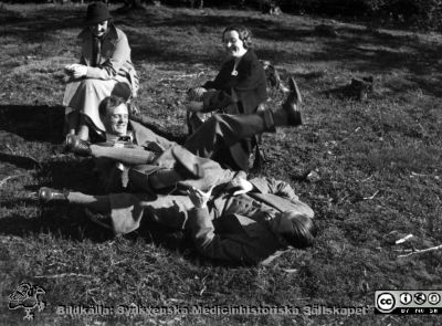 Från en utflykt med medicinare 17/5 1936
Kapsel 28. Bild från kuvert märkt "Fotografier tagna av Elof Munck under studieåren på 1930-talet" och i innerkuvert märkt "Med F på utflykt 17/5 1936". Påskrift på bilden: "Holmberg. S. Anna Lisa. Gunvor. Löfberg". Namnen på kortet betyder nog vilka som beställt kopior. Männen drar "rövkrok". C. G. Holmberg är den bortre av de två. Originalfoto. Omonterat.
Nyckelord: Kapsel 28;1930-talet;Lund;Utflykt