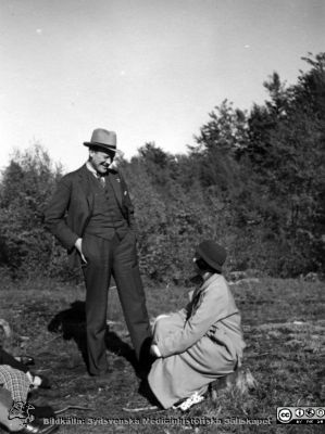 Från en utflykt med medicinare 17/5 1936. Stående Elof Munck af Rosenschöld
Kapsel 28. Bild från kuvert märkt "Fotografier tagna av Elof Munck under studieåren på 1930-talet" och i innerkuvert märkt "Med F på utflykt 17/5 1936". Påskrift på bilden: "Holmberg. S. Anna Lisa. Gunvor. Jönsson. Kollberg. Löfberg. Elof". Namnen på kortet betyder nog vilka som beställt kopior. Mannen på bilden är Elof Munck af Rosenschöld (f. 1903) enligt dottern Inger 2012-02-07.
Nyckelord: Kapsel 28;1930-talet;Lund;Utflykt