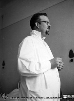 Sune Genell på BB i Lund 1936
Kapsel 28. Bild från kuvert märkt "Fotografier tagna av Elof Munck under studieåren på 1930-talet" och i innerkuvert märkt "Sommaren 1936 BB i Lund". Påskrift på bilden: "Tante Louise. Sune Genell". Originalfoto. Omonterat. "Tante Louise" är troligen Sune Genells mor Louise (född Nelander), som nog skulle få en kopia av bilden.
Nyckelord: Kapsel 28;1930-talet;BB;Lund