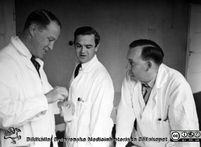 Tre gynekologer i Lund 1936: Hans Kottmeier, Alf Sjövall och Gunnar Gorton
Kapsel 28. Bild från kuvert märkt "Fotografier tagna av Elof Munck under studieåren på 1930-talet" och i innerkuvert märkt "Sommaren 1936 BB i Lund". Påskrift på bilden: "Kottmeier Alf Sjövall Gunnar Gorton", vilket bör vara ordningen på herrarna på bilden, från vänster. Hans Kottmeier blev senare överläkare på radiumhemmet i Stockholm, Alf Sjövall professor på gynekologiska kliniken i Lund och Gunnar Gorton överläkare på avdelningen för gynekologi vid radiologiska kliniken i Lund. Originalfoto. Omonterat.
Nyckelord: Kapsel 28;1930-talet;BB;Lund