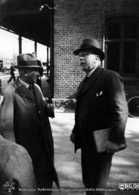 Einar Sjövall 1936
Kapsel 28. Bild från kuvert märkt "Fotografier tagna av Elof Munck under studieåren på 1930-talet" och i innerkuvert märkt "Sommaren 1936 BB i Lund". Påskrift på bilden: "Prof Hjalmar (rättat till Einar) Sjövall". Originalfoto. Omonterat.
Nyckelord: Kapsel 28;1930-talet;BB;Lund