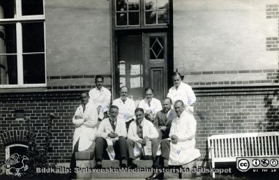 Läkare på Malmö Allmänna Sjukhus
Kapsel 28. Påskrift "30/8 1929. 1. Gustaf Enbom. 2. Torsten Frieberg. 6. Dag Carlsten. 7. Nils Ebbe Cronberg". Siffrorna syns svagt i bilden, i blått. Torsten Frieberg (1884 - 1954) var ögonläkare i Malmö Originalfoto. Omonterat.
Nyckelord: Kapsel 28;Malmö;Läkare;Sjukhus;Allmänna