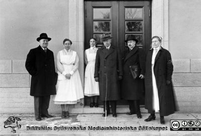 Styrande på Malmö Allmänna Sjukhus
Kapsel 28. Påskrift "Husmor. Malte Ljungdahl. Gunnar Emilsson". Namnen är uppräknade från höger. Foto Otto Ohm Malmö. Originalfoto ej monterat.
Nyckelord: Kapsel 28;Sjukhus;Läkare;Styrelse;Allmänna;Malmö