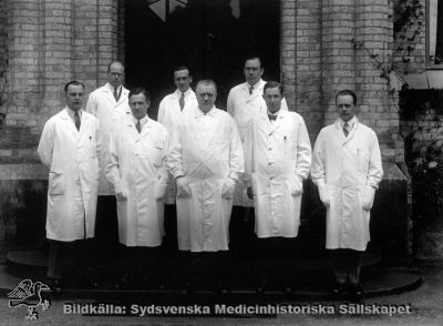 Kirurgkursen i Lund vårterminen 1929
Utbildning läkare, Maj 1929, MS4839, fotograf Bagge, Lund. 
Prof. Gustaf Petrén i främre radens mitt. De övriga är ej identifierade, men det kan vara Nils Liedberg längst till höger i främre raden och nr 2 från höger i den raden kan vara Ragnar Olinder.
Fotografi monterat på pappskiva.
Nyckelord: Kapsel05;Lasarett;Lund;Kirurgi;Gustaf;Petrén;Bagge