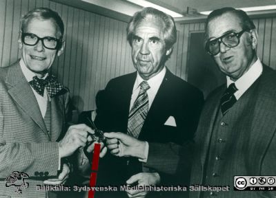 Tekn. dr. Rune Elmqvist, operatören prof. Åke Senning, och patienten Arne Larsson
Kardiologi. De medverkande vid världens första pacemakeroperation 1958: Tekn. dr. Rune Elmqvist, operatören prof. Åke Senning, och patienten Arne Larsson. Det röda brutna strecket pekar på pacemakern. Originalfoto. Monterat.
Nyckelord: Kapsel 28;Utrustning;Pacemaker;Kardiologi;Uppfinning